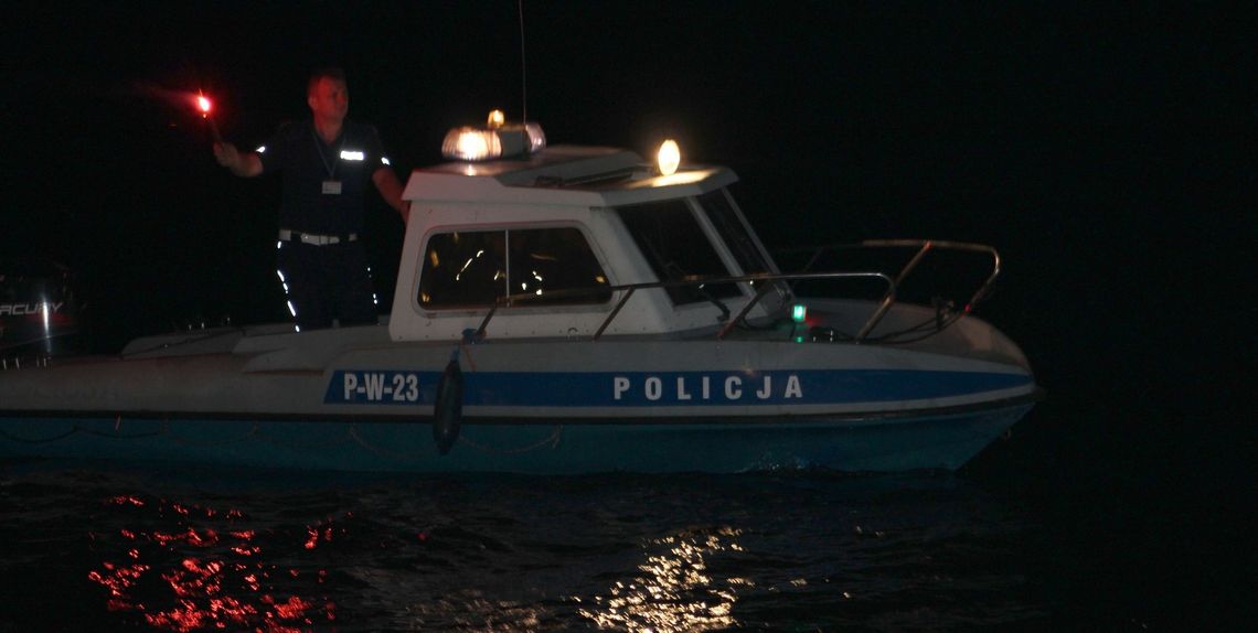 Wędkarze wypadli z łódki. Nocna akcja policjantów i strażaków na Odrze [FOTO]