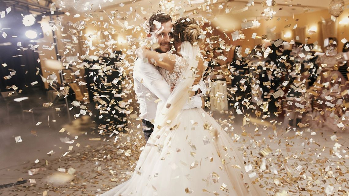 Weselne trendy. Młode chcą internetowego show ze streamingiem w sieci Weselne trendy. Młode chcą internetowego show ze streamingiem w sieci