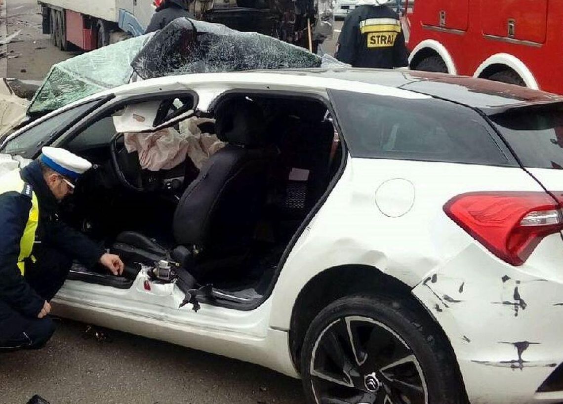 Wiadomo, kto spowodował wypadek, w którym wzięły udział 3 auta. Ofiarami są dorośli i dziecko