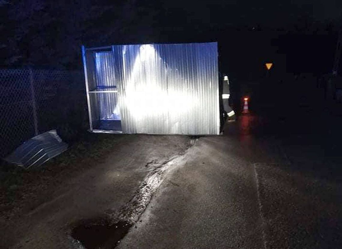 Wiatr porwał garaż. Blaszak uderzył w skrzynkę gazową Wiatr porwał garaż. Blaszak uderzył w skrzynkę gazową