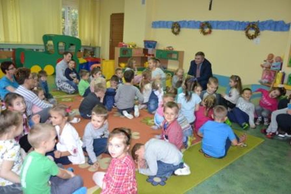 Wiceburmistrz ociepla swój wizerunek i czyta dzieciom Wiceburmistrz ociepla swój wizerunek i czyta dzieciom