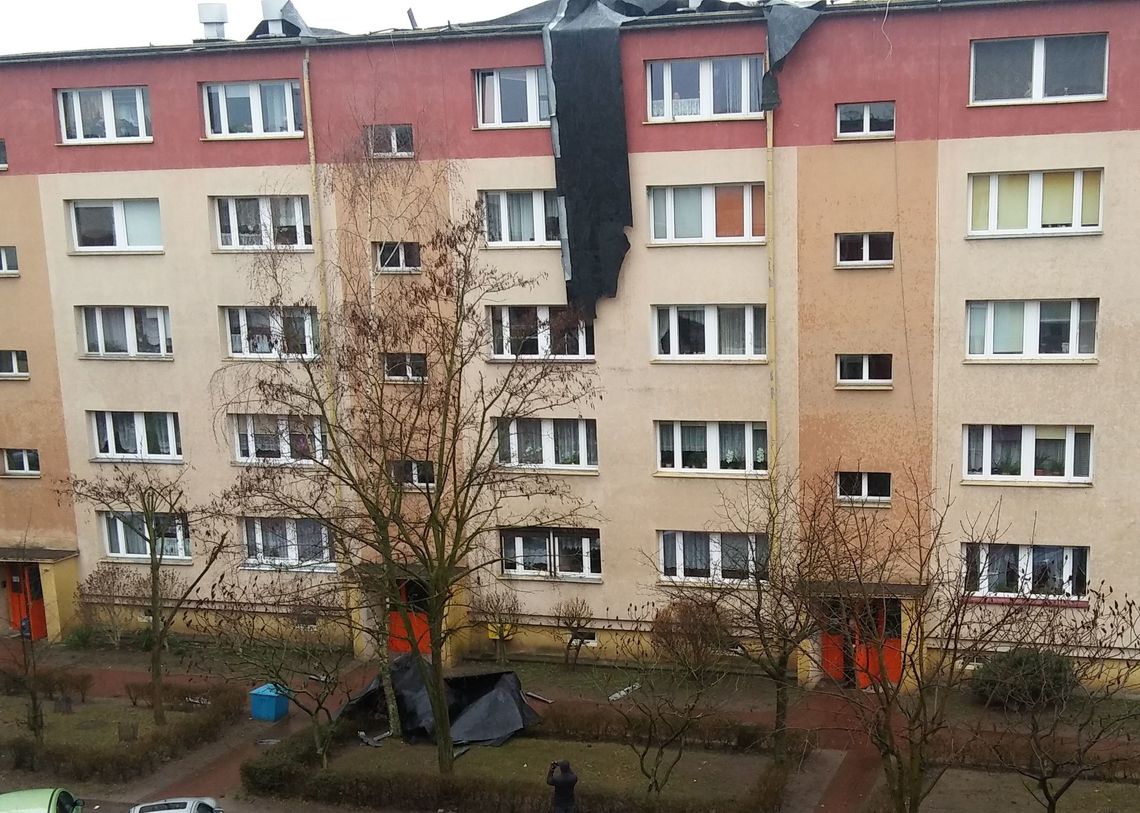 Wichura uszkodziła dach budynku wielorodzinnego [ZDJĘCIA]