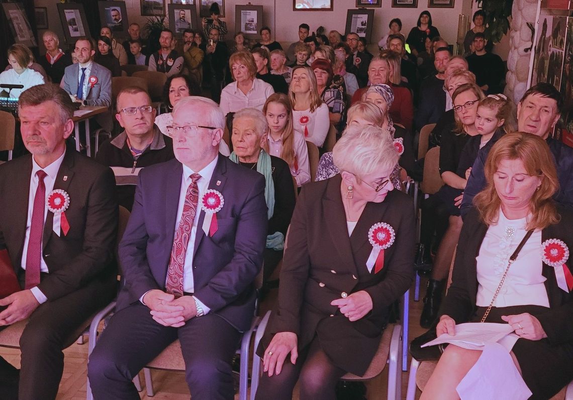 Wieczornica z okazji rocznicy odzyskania przez Polskę niepodległości - fotogaleria