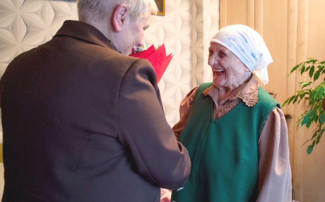 Wiek pełen wspomnień i radości. Honorowanie setnych urodzin pani Marianny Jemielniak