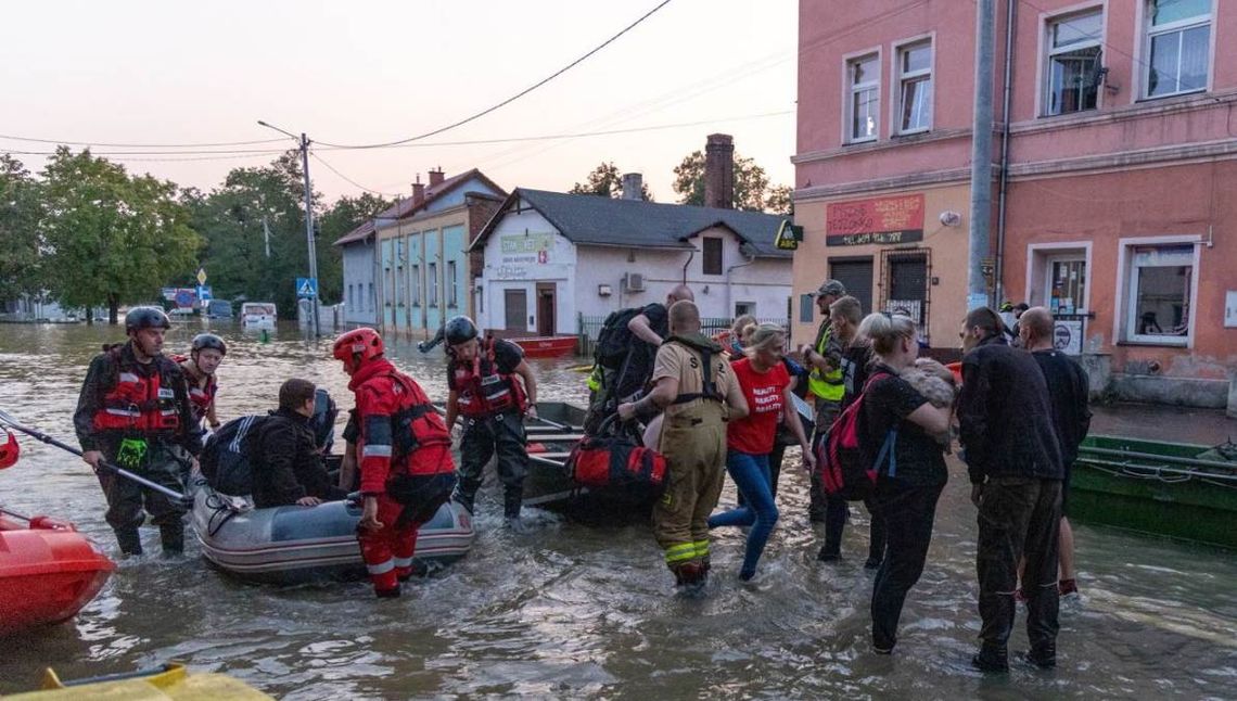 Wysoka woda w Oławie. Miasto się broni. Obawy w Opolu. Fala na Odrze coraz bliżej nas Wysoka woda w Oławie. Miasto się broni. Obawy w Opolu. Fala na Odrze coraz bliżej nas