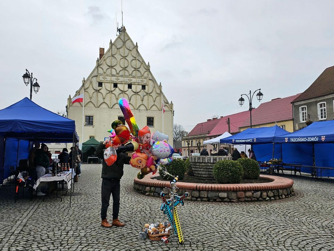 Wielkanocne tradycje wracają na rynek. Poczuj magię świąt i posłuchaj występu zespołu Borowiny Wielkanocne tradycje wracają na rynek. Poczuj magię świąt i posłuchaj występu zespołu Borowiny