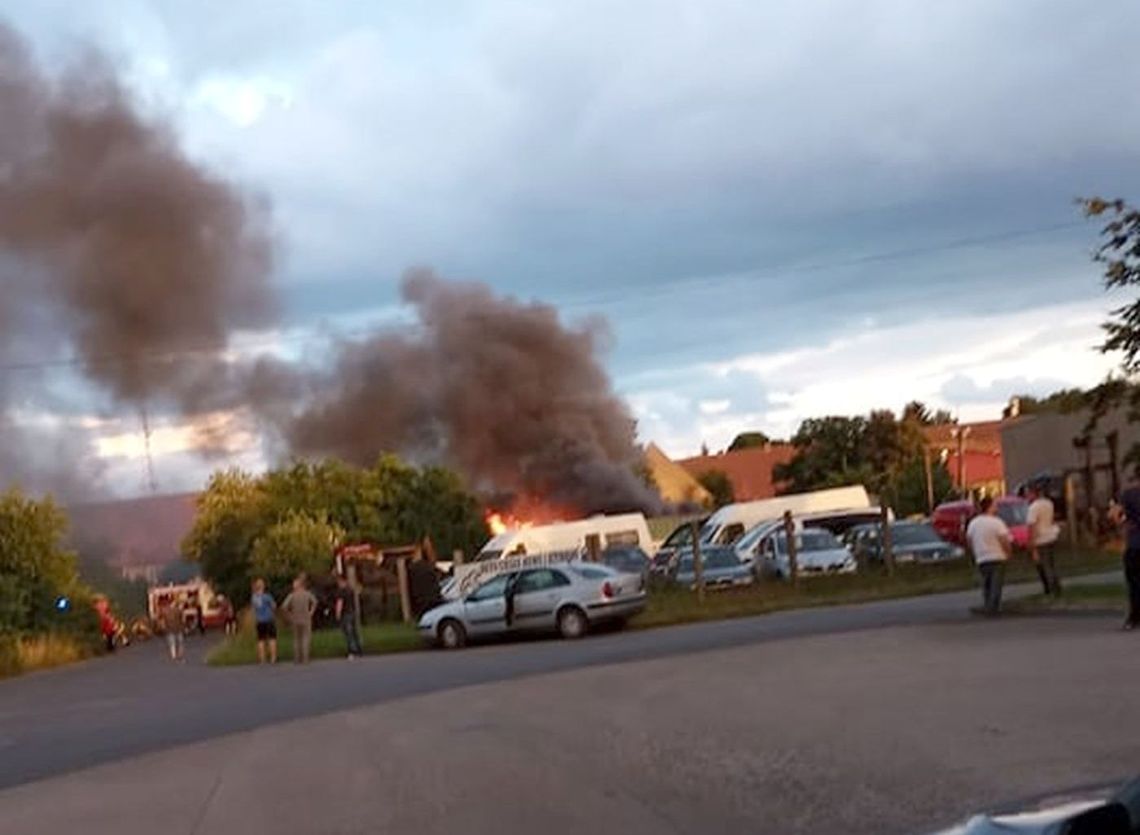 Wielki pożar blisko stacji paliw Wielki pożar blisko stacji paliw