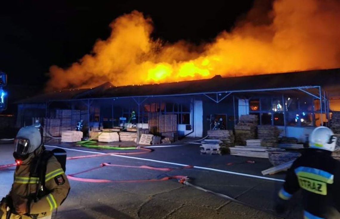 Wielki pożar tartaku. Potężne siły straży rzucone do akcji Wielki pożar tartaku. Potężne siły straży rzucone do akcji