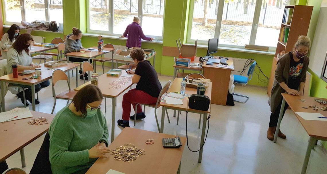 Wielkie liczenie pieniędzy zebranych podczas WOŚP w Widuchowej Wielkie liczenie pieniędzy zebranych podczas WOŚP w Widuchowej