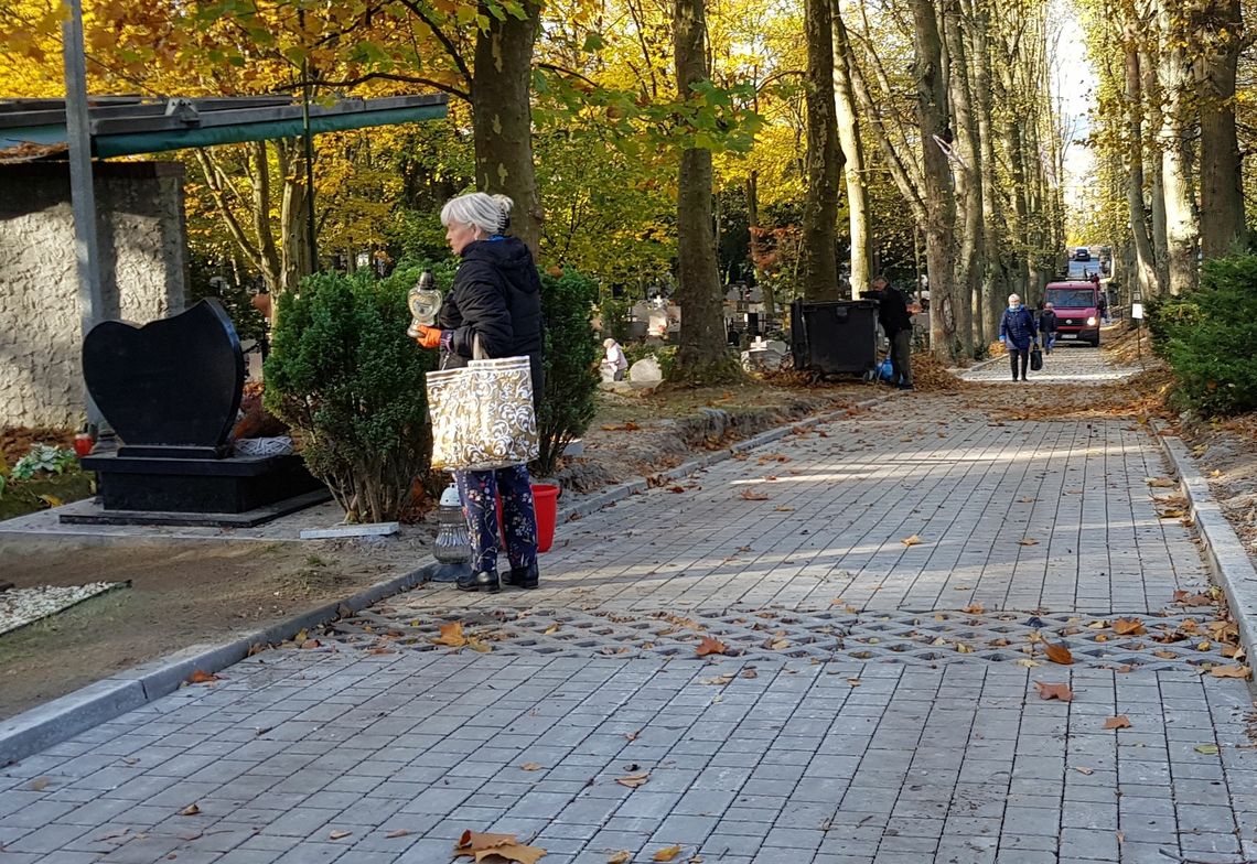 Wielkie sprzątanie na gryfińskim cmentarzu. Zaparkować prawie nie ma gdzie Wielkie sprzątanie na gryfińskim cmentarzu. Zaparkować prawie nie ma gdzie
