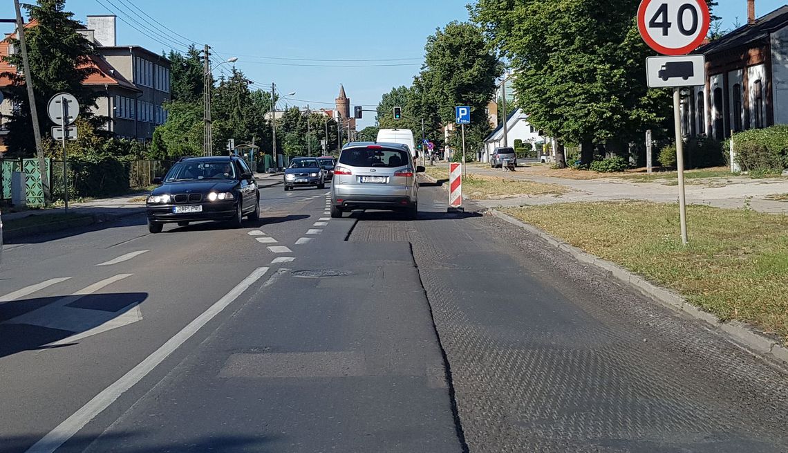 Wiemy, kiedy mają skończyć łatanie Łużyckiej. Czekają na gminę Wiemy, kiedy mają skończyć łatanie Łużyckiej. Czekają na gminę