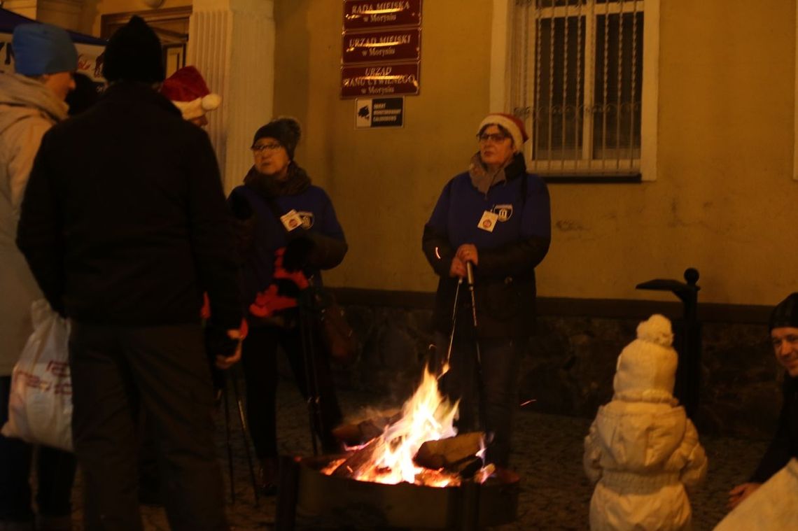 Wigilia przy ognisku jedną z głównych atrakcji bożonarodzeniowego jarmarku