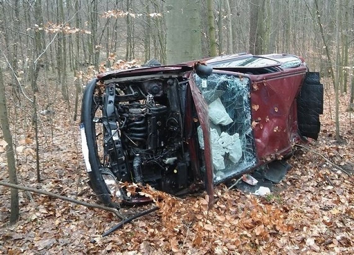 Wjechał do lasu i dachował. Rannych odwieziono do szpitala Wjechał do lasu i dachował. Rannych odwieziono do szpitala
