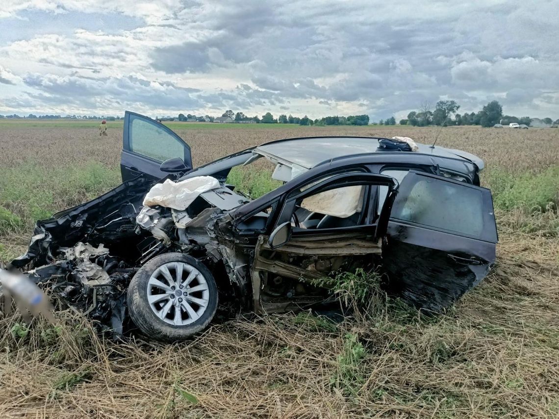 Nie zauważył pociągu i wjechał na przejazd kolejowy. Skutki opłakane