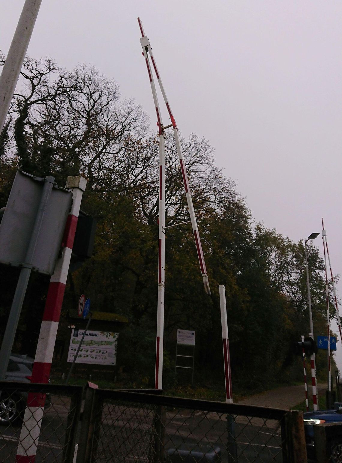 Wyłamał rogatkę. Wjechał na pulsujących czerwonych światłach