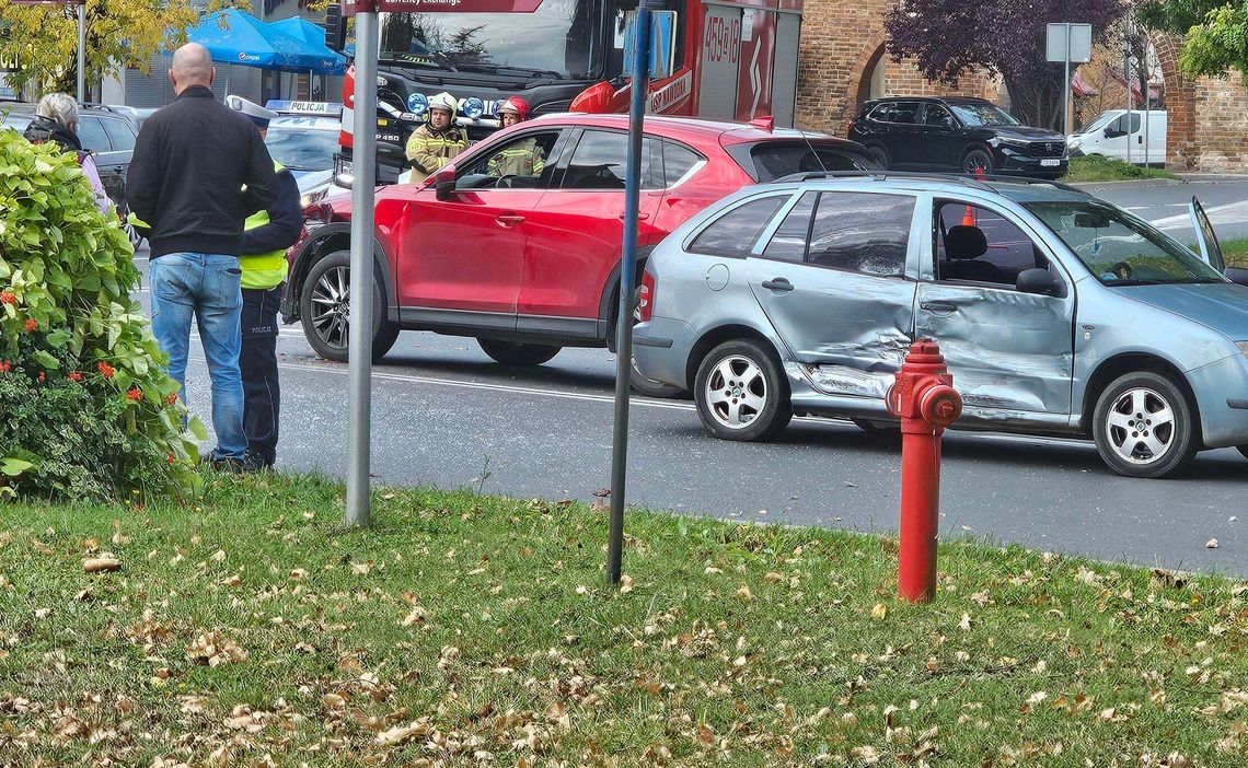 Wjechał pod SUV i spowodował mały karambol. Dwoje poszkodowanych odwieziono do szpitala