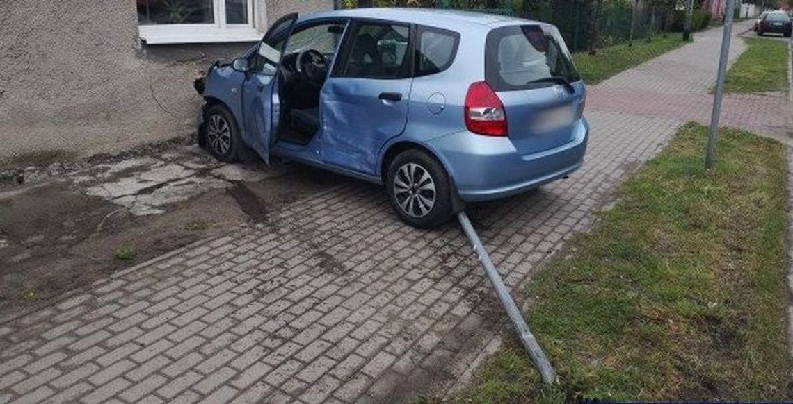 Wjechał w budynek. Pasażer w szpitalu Wjechał w budynek. Pasażer w szpitalu