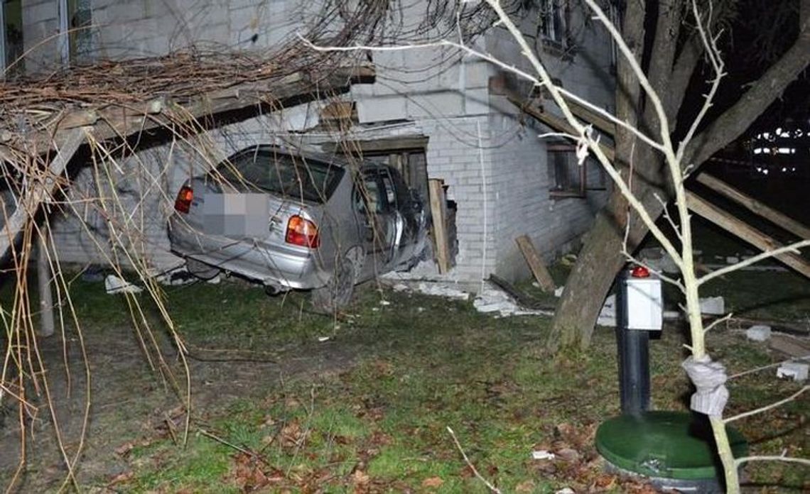 Wjechał w dom. Policja szuka kierowcy Wjechał w dom. Policja szuka kierowcy