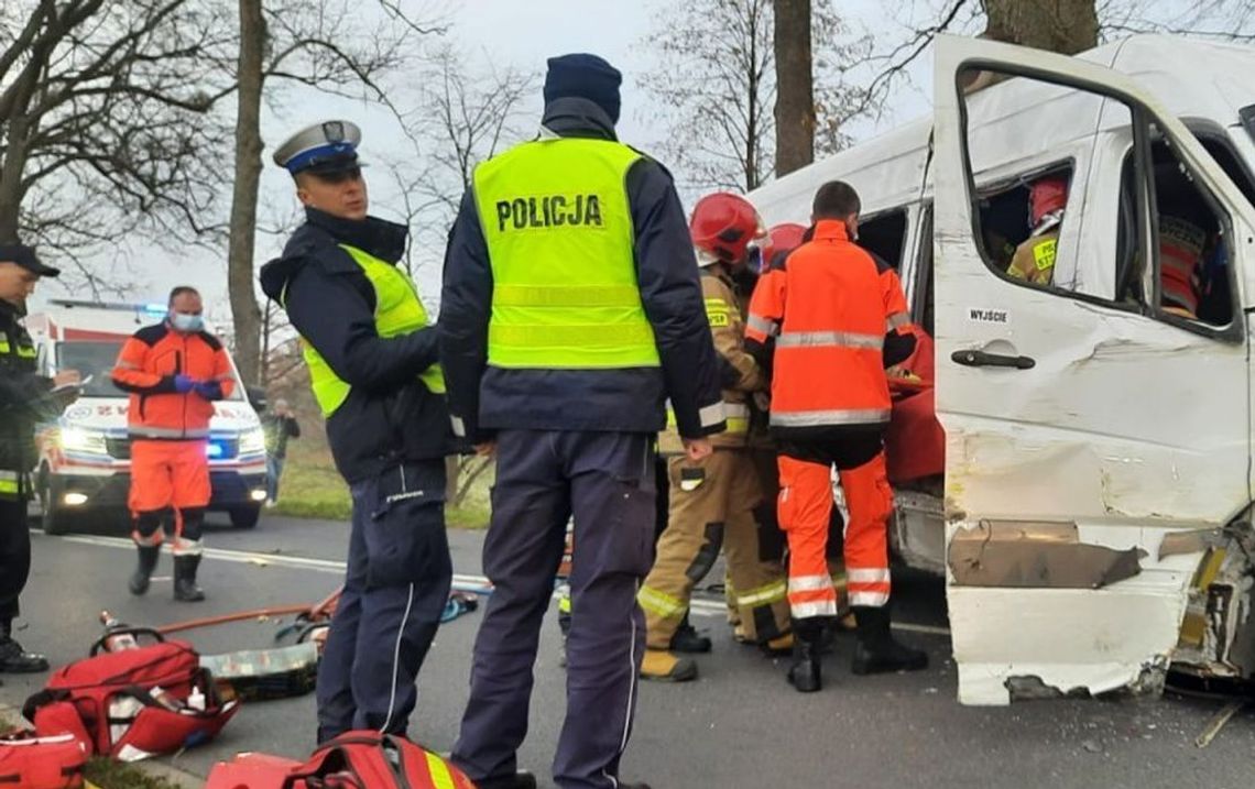 Wjechał w motorowerzystę i busa. Śmierć i ciężko ranni