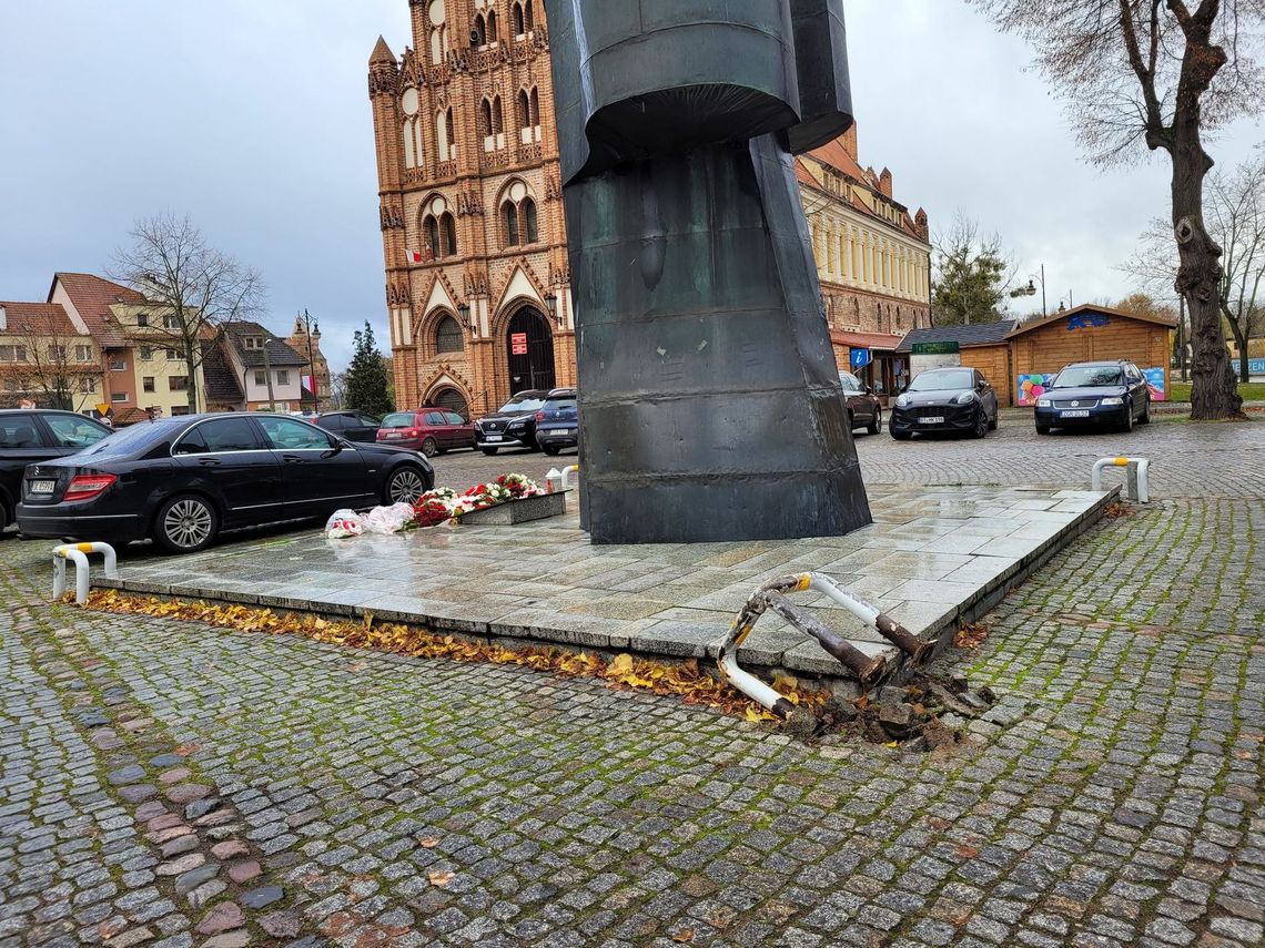 Wjechał w pomnik. W czym problem?