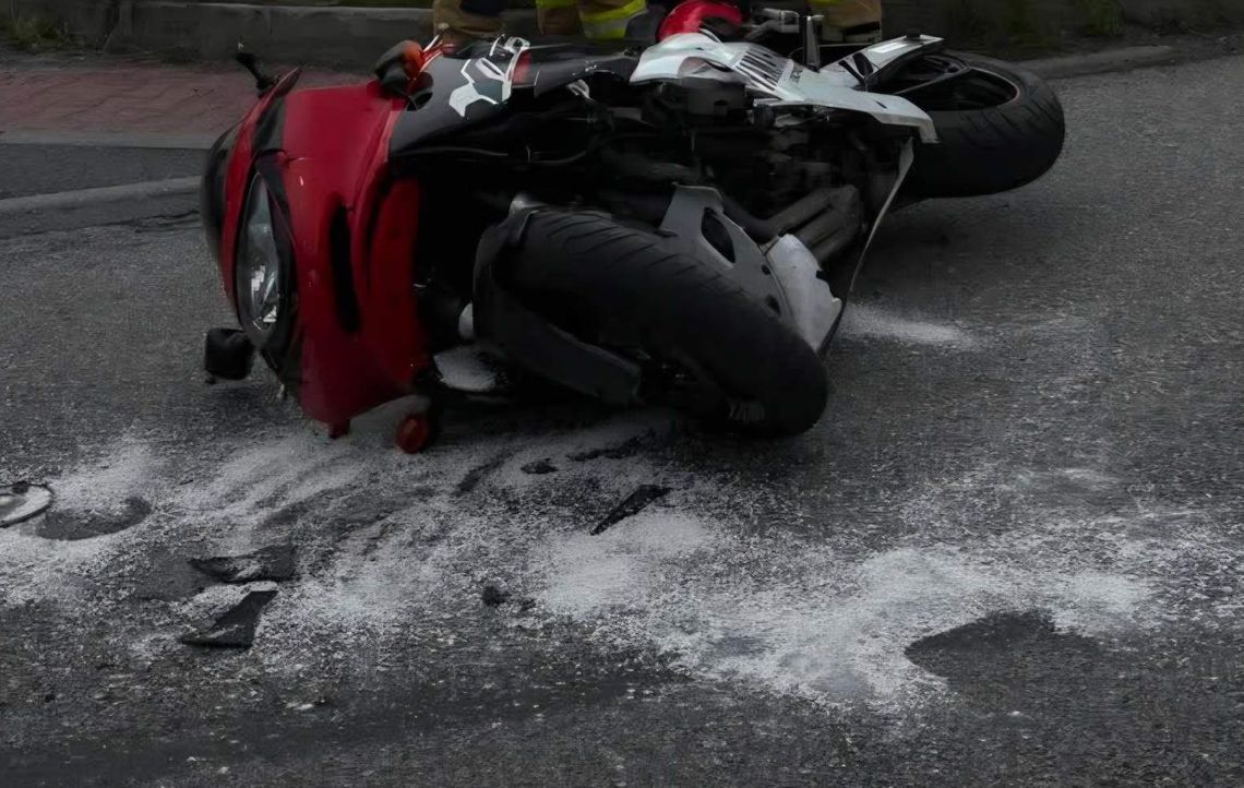 Wjechała prosto w motocykl. Kierowca Yamahy trafił do szpitala