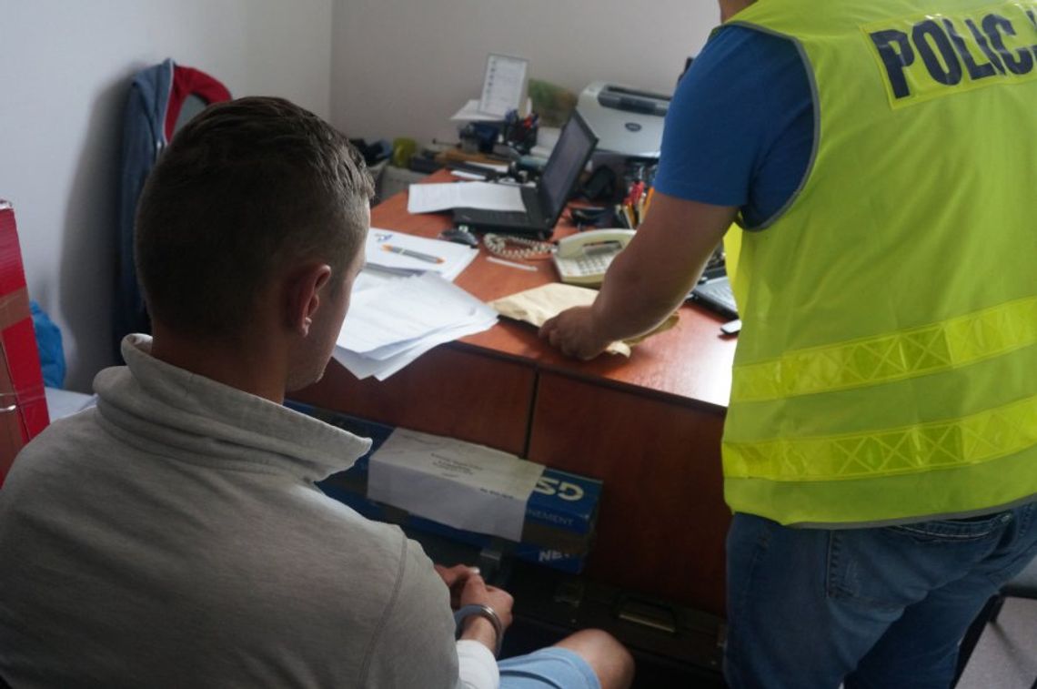 Włamał się do auta. Policjanci zatrzymali go na gorącym uczynku