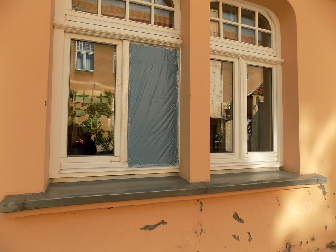 Włamywacz wszedł przez to okno. Dyrektorka w szoku Włamywacz wszedł przez to okno. Dyrektorka w szoku