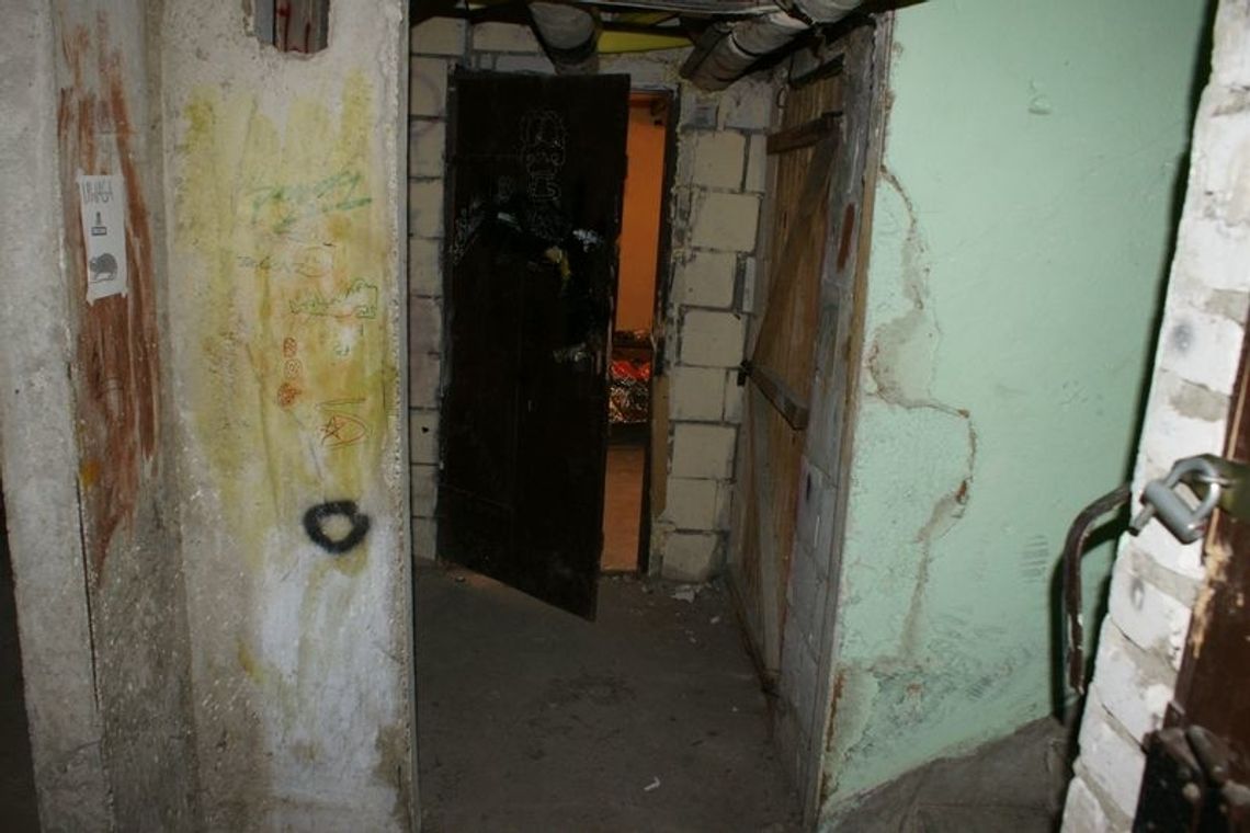 Włamywacz zostawił otwarte drzwi do piwnicy Włamywacz zostawił otwarte drzwi do piwnicy