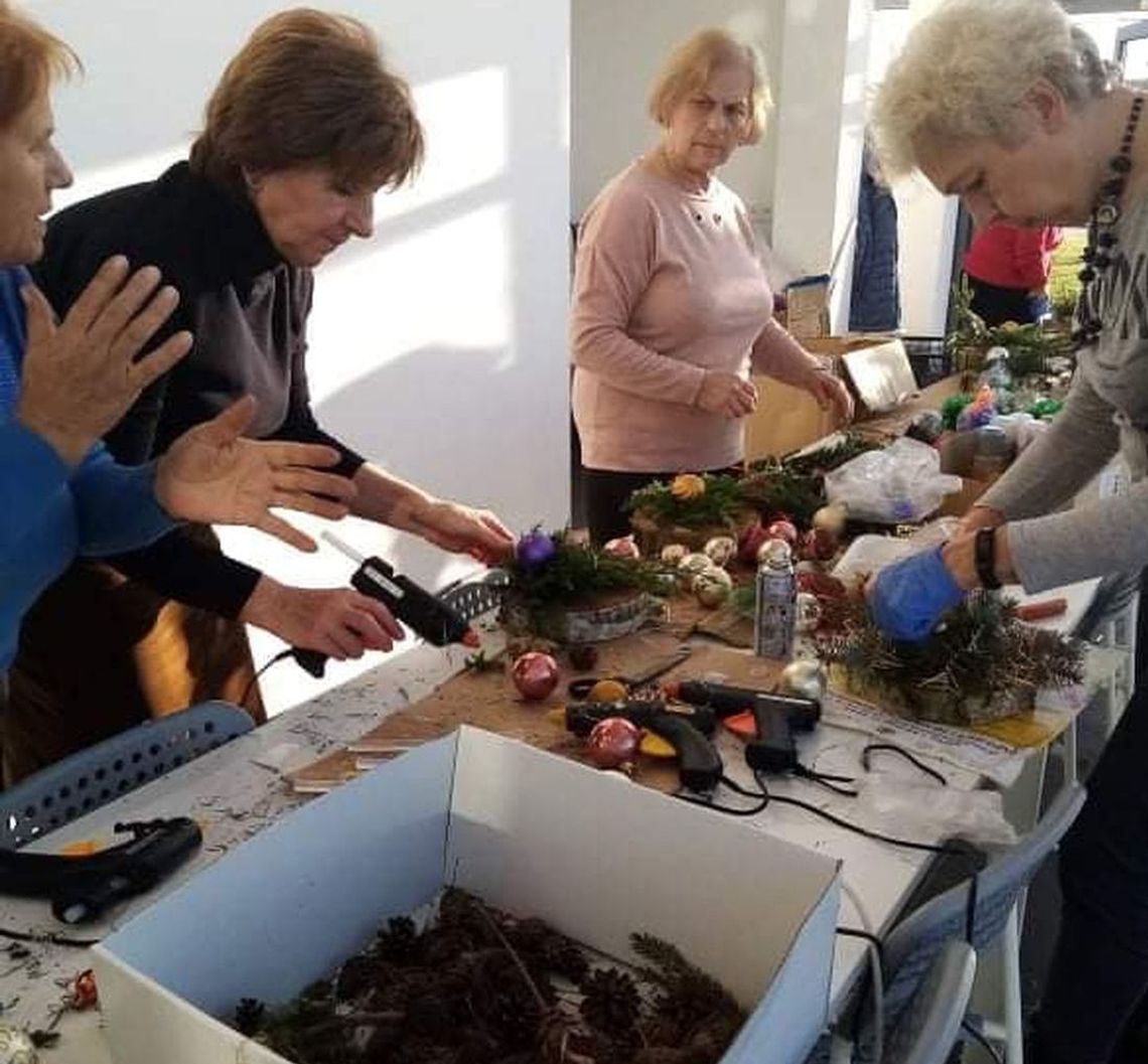 Własnoręcznie zrobione świąteczne stroiki podarują osobom samotnym, starszym i niepełnosprawnym