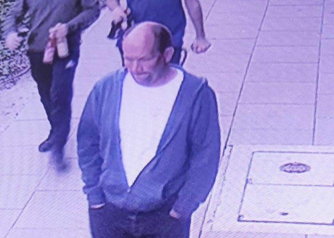 Włożył jej rękę pod sukienkę. Dotykał ciała kobiety Włożył jej rękę pod sukienkę. Dotykał ciała kobiety