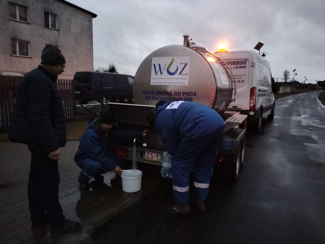 Wodę nadal trzeba dowozić do wielu miejsc Wodę nadal trzeba dowozić do wielu miejsc