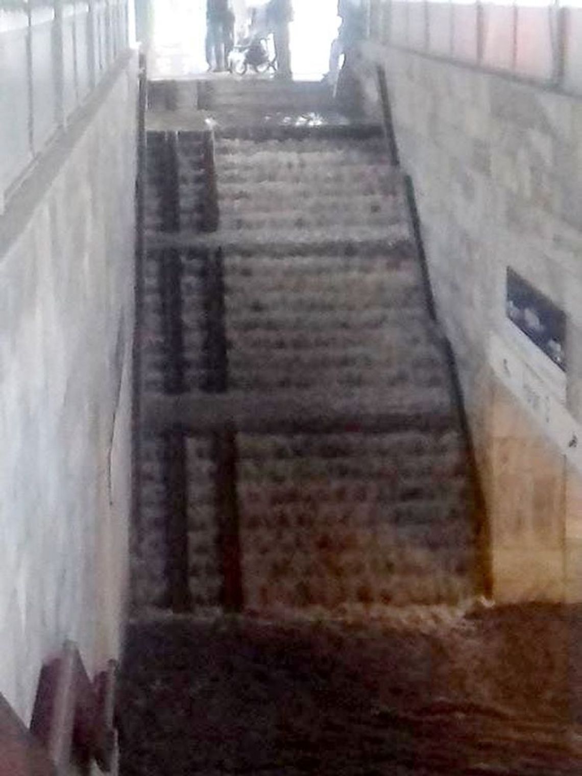 Wodospad przypominały schody do tunelu [wideo]