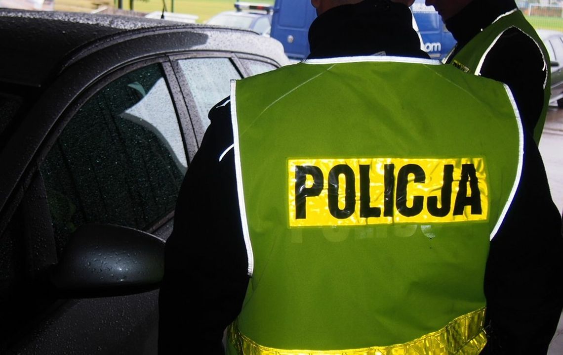 Wodził po policjantach błędnym wzrokiem Wodził po policjantach błędnym wzrokiem