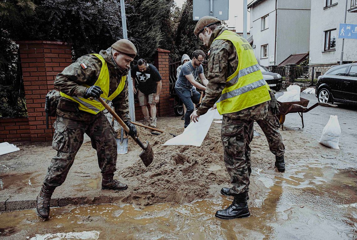 Wojsko pomaga strażakom usuwać skutki zalania posesji i dróg Wojsko pomaga strażakom usuwać skutki zalania posesji i dróg