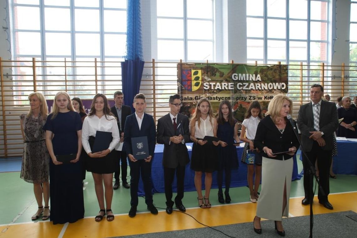 Wójt wręczyła stypendia zdolnym uczniom Wójt wręczyła stypendia zdolnym uczniom