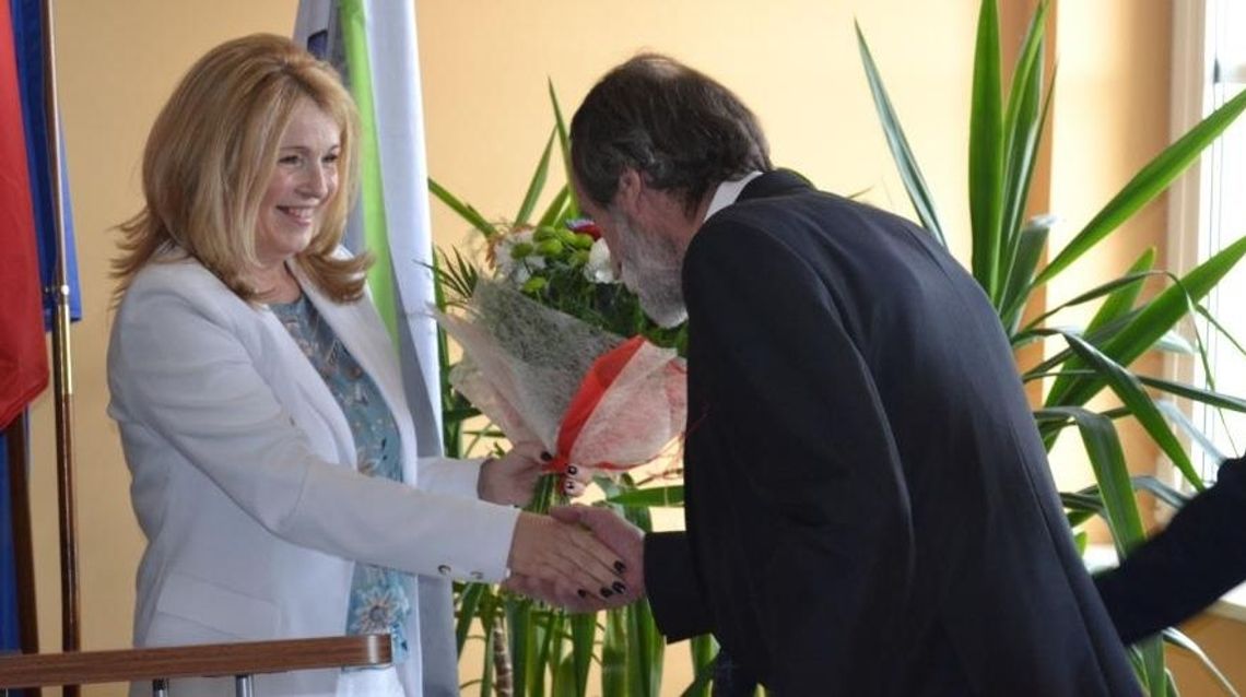 Wójt z kwiatami i absolutorium Wójt z kwiatami i absolutorium