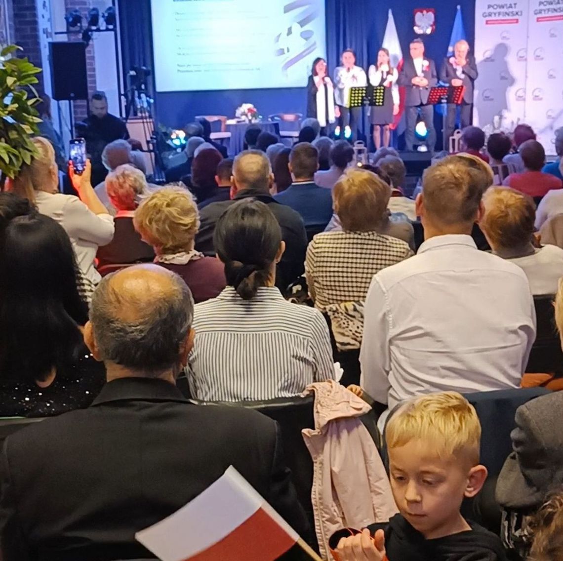 Wolność wyśpiewana, słowem opowiedziana. Powiat gryfiński świętuje 107. rocznicę niepodległości Wolność wyśpiewana, słowem opowiedziana. Powiat gryfiński świętuje 107. rocznicę niepodległości