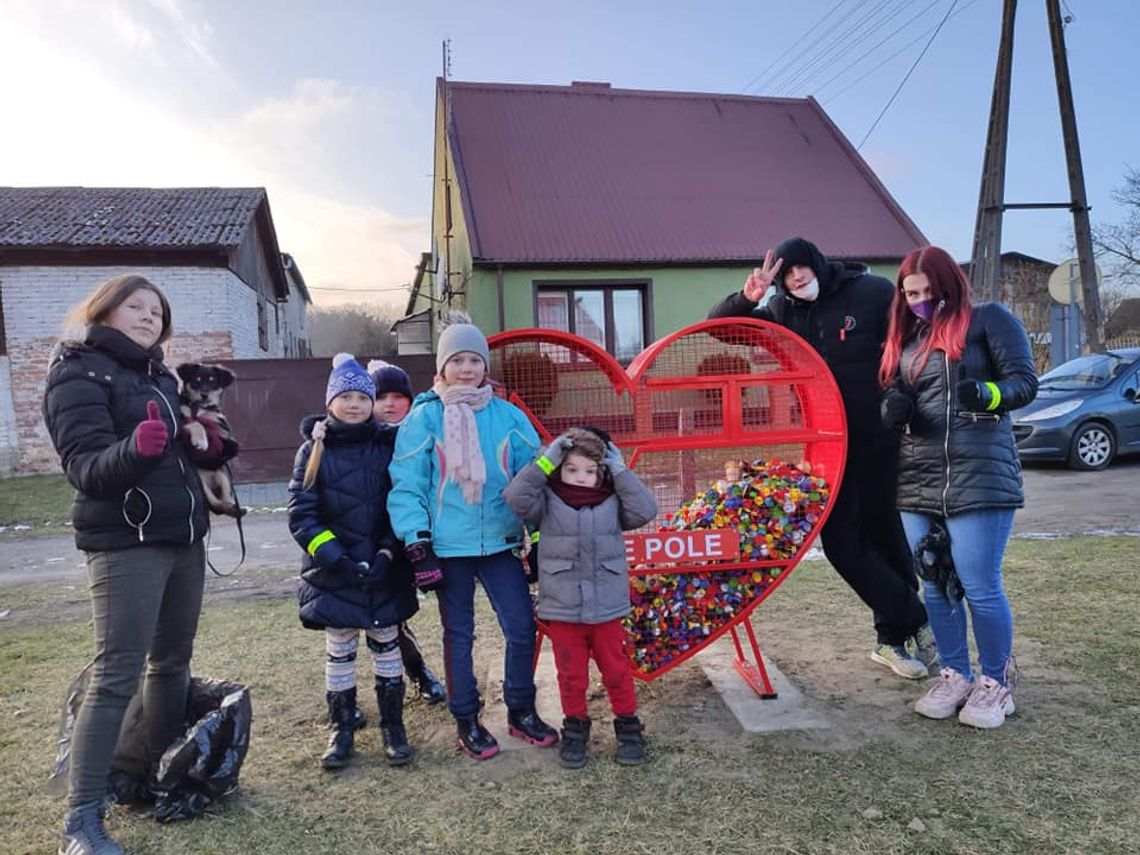 Wolontariusze pomogli zapełnić nakrętkami specjalne serce i zrobili stołówkę dla ptaków Wolontariusze pomogli zapełnić nakrętkami specjalne serce i zrobili stołówkę dla ptaków