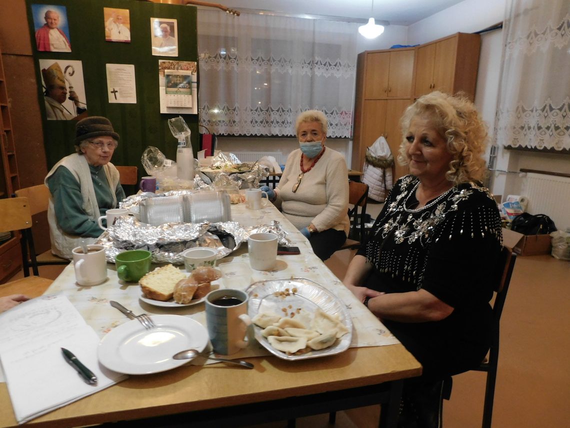 Wolontariuszki Caritas w Gryfinie pamiętają o tych, którzy czekali na świąteczne spotkanie Wolontariuszki Caritas w Gryfinie pamiętają o tych, którzy czekali na świąteczne spotkanie