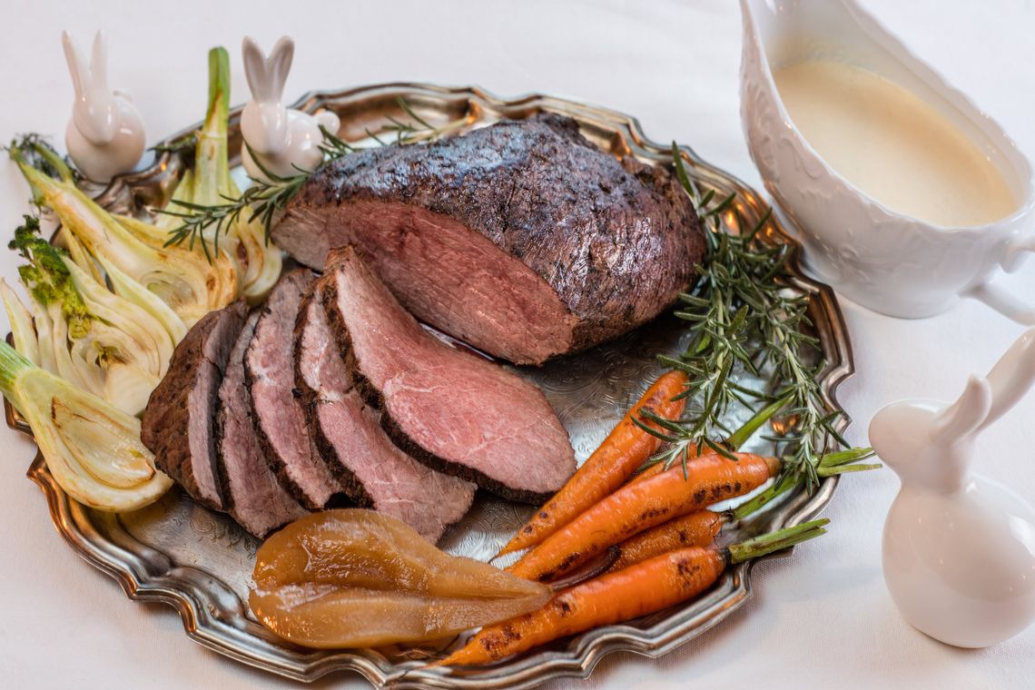 Wołowina wolno pieczona z sosem serowo-chrzanowym Wołowina wolno pieczona z sosem serowo-chrzanowym