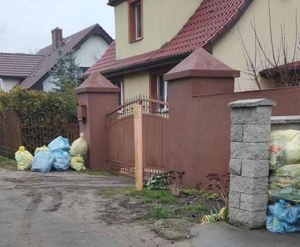 Worki ze śmieciami piętrzą się od trzech tygodni! – skarży się czytelnik Worki ze śmieciami piętrzą się od trzech tygodni! – skarży się czytelnik