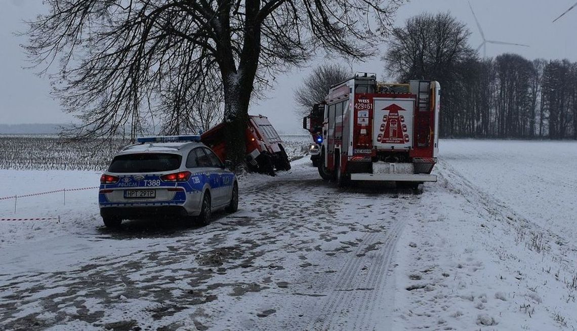 Wóz strażacki uderzył w drzewo. Strażak miał 1,5 promila