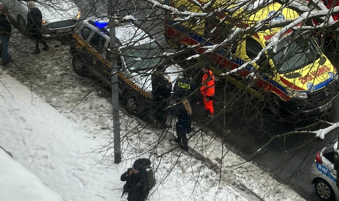 Wpadł prosto pod samochód. Zdarzenie w centrum Gryfina