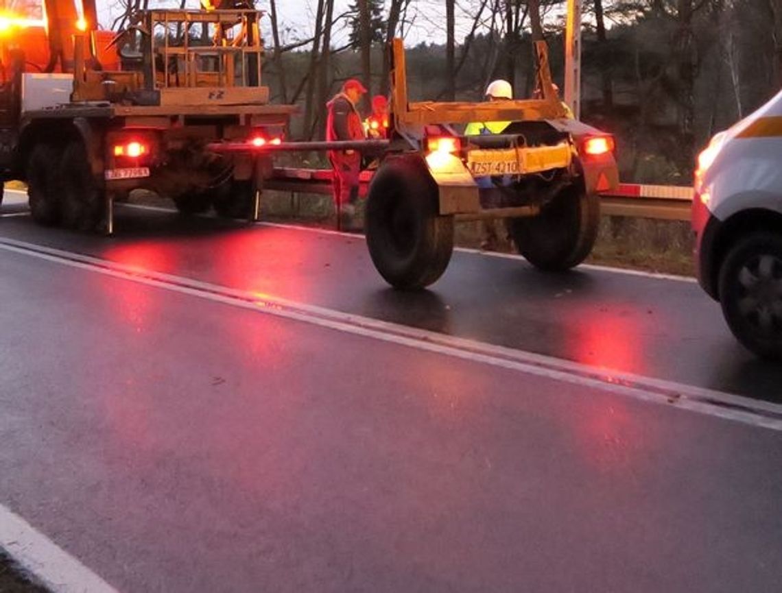 Wpadł w poślizg i odbił się od barierki Wpadł w poślizg i odbił się od barierki