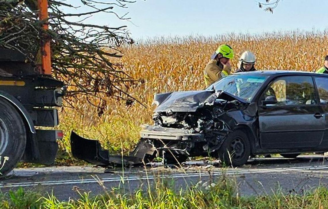 Wpadła rozpędzona pod ciężarówkę z drewnem. Ranna w szpitalu Wpadła rozpędzona pod ciężarówkę z drewnem. Ranna w szpitalu