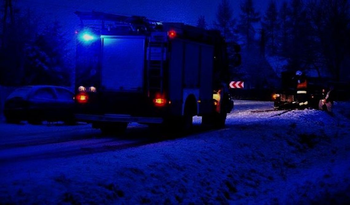 Wpadła w poślizg i wylądowała na torowisku Wpadła w poślizg i wylądowała na torowisku