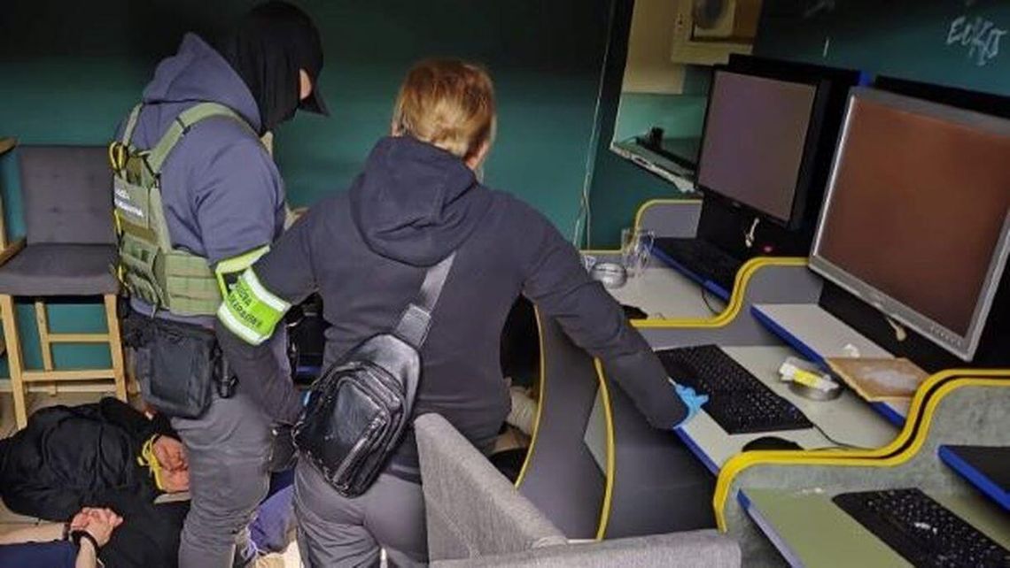 Wpadli nagle i zarekwirowali 9 komputerów. Znaleźli też narkotyki Wpadli nagle i zarekwirowali 9 komputerów. Znaleźli też narkotyki