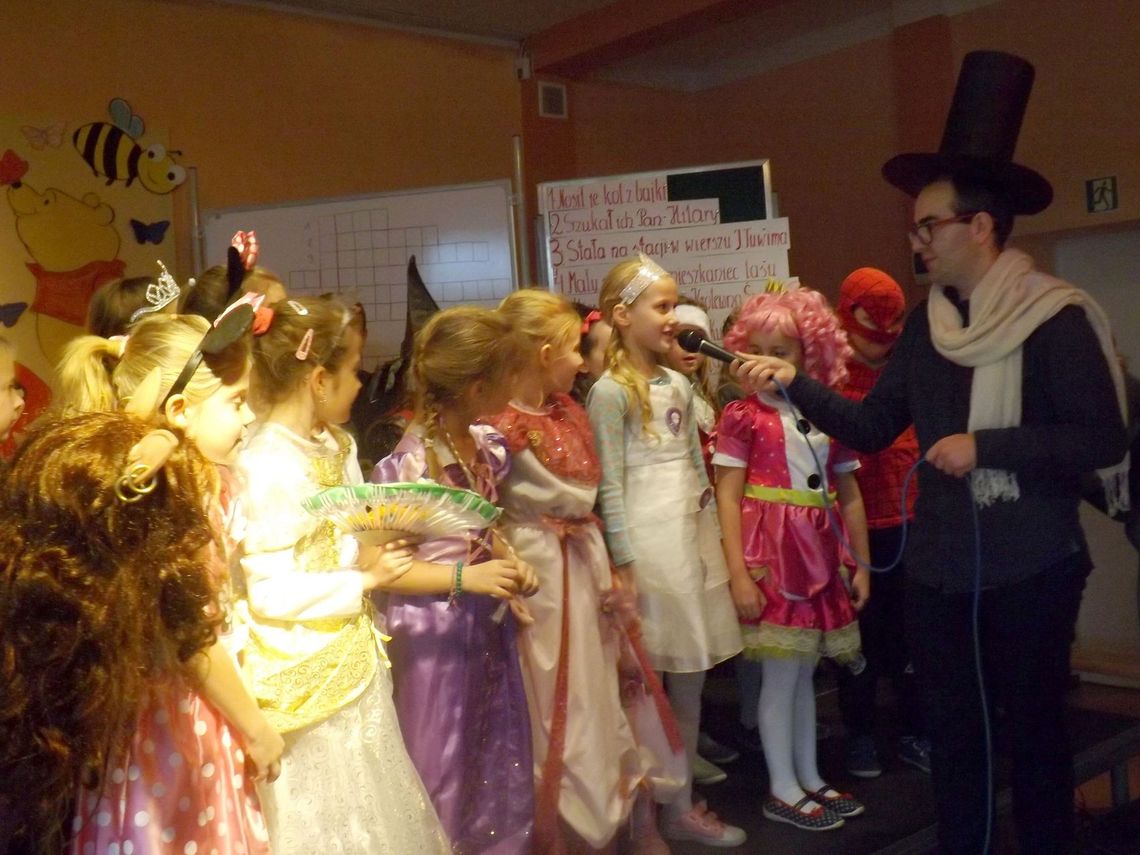 Wróżki i bajkopisarz zaprosili dzieci do wspólnej zabawy Wróżki i bajkopisarz zaprosili dzieci do wspólnej zabawy