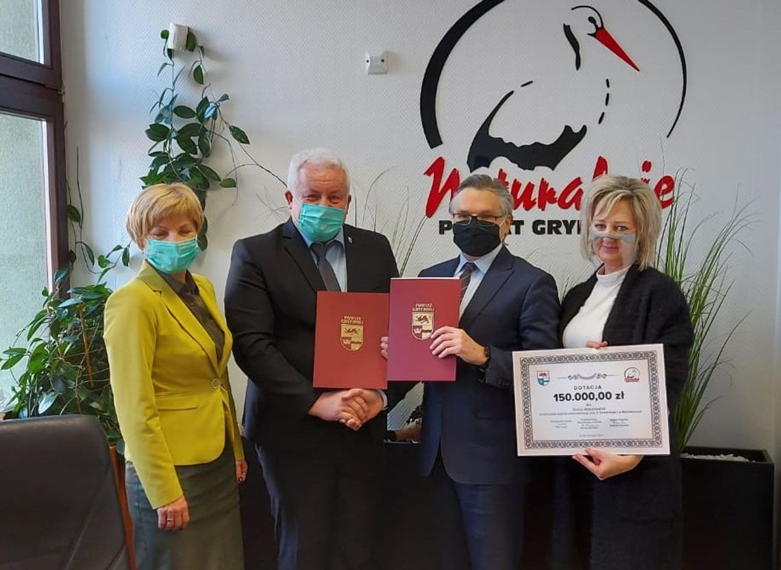 Wsparcie dla pogorzelców. Powiat przekazał gminie dotację Wsparcie dla pogorzelców. Powiat przekazał gminie dotację