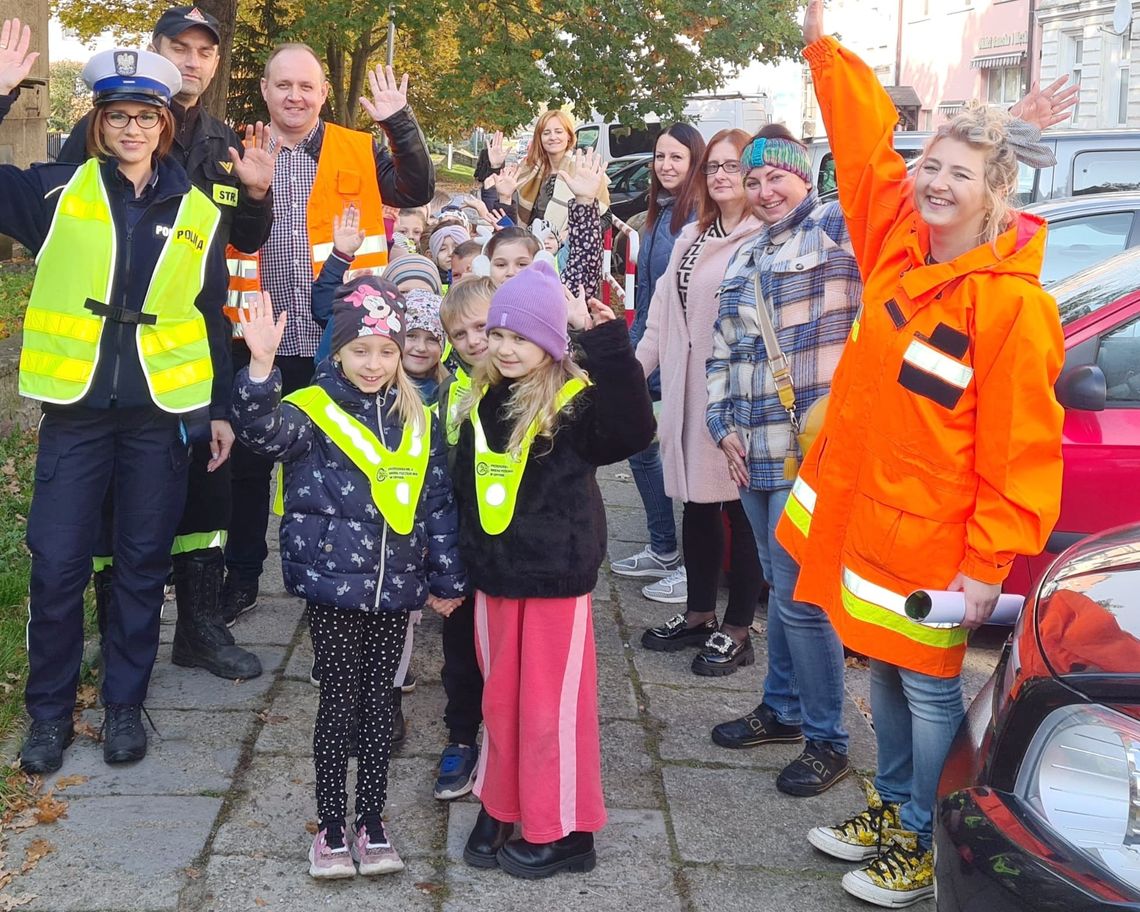 Wspólnie uczyli najmłodszych, jak bezpiecznie poruszać się po mieście Wspólnie uczyli najmłodszych, jak bezpiecznie poruszać się po mieście